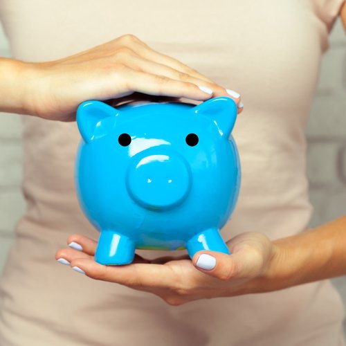 Okładka artykułu: Najdziwniejsze sposoby oszczędzania z TikToka. Naprawdę działają?