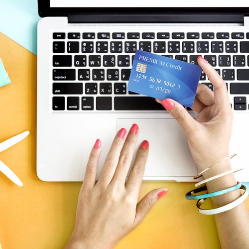 Okładka artykułu: Jak bezpiecznie korzystać z karty za granicą?