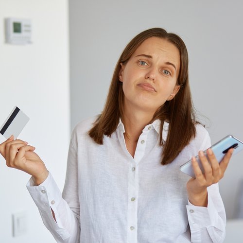 Okładka artykułu: Kredyt gotówkowy czy karta kredytowa? Co lepiej sprawdzi się przy dużych wydatkach