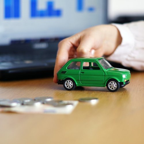 Okładka artykułu: Ubezpieczenie OC i AC. 7 czynników, które najbardziej wpływają na cenę polisy