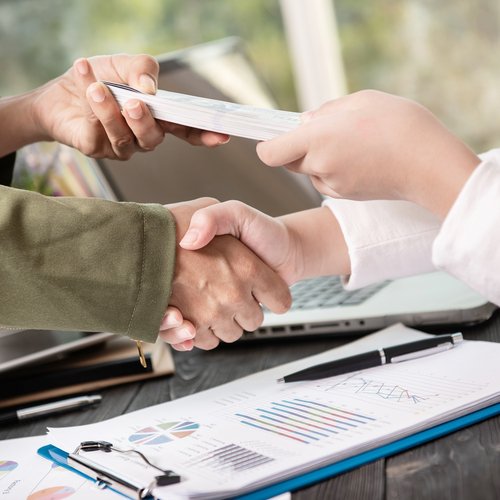 Okładka artykułu: Poręczyciel kredytu. Pomoc bliskim czy finansowa pułapka?