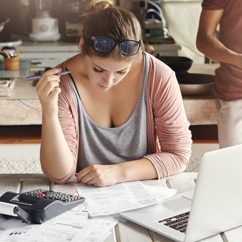 Okładka artykułu: Wcześniejsza spłata kredytu gotówkowego. Czy się opłaca?