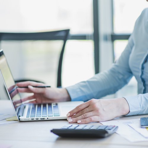 Okładka artykułu: Finanse w firmie pod kontrolą. Konto firmowe a osobiste w praktyce