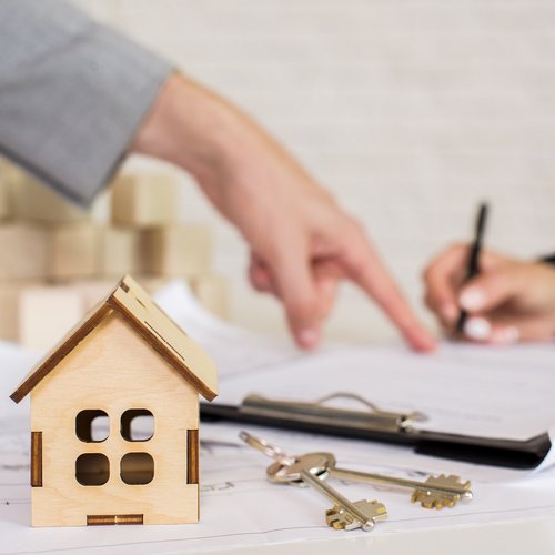 Okładka artykułu: Ukryte koszty kredytu hipotecznego. Jak nie przepłacić przy podpisywaniu umowy?